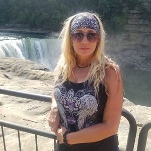 Meet your Posher, Crystal